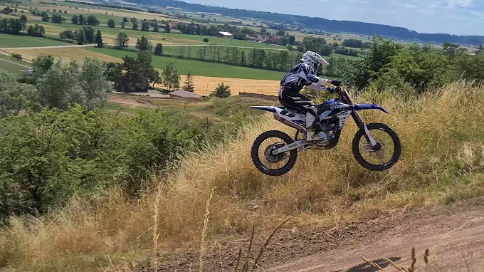 Sprung am Hang mit Blick über Mittelfranken