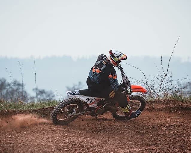 KTM-Fahrer driftet durch den Lehm