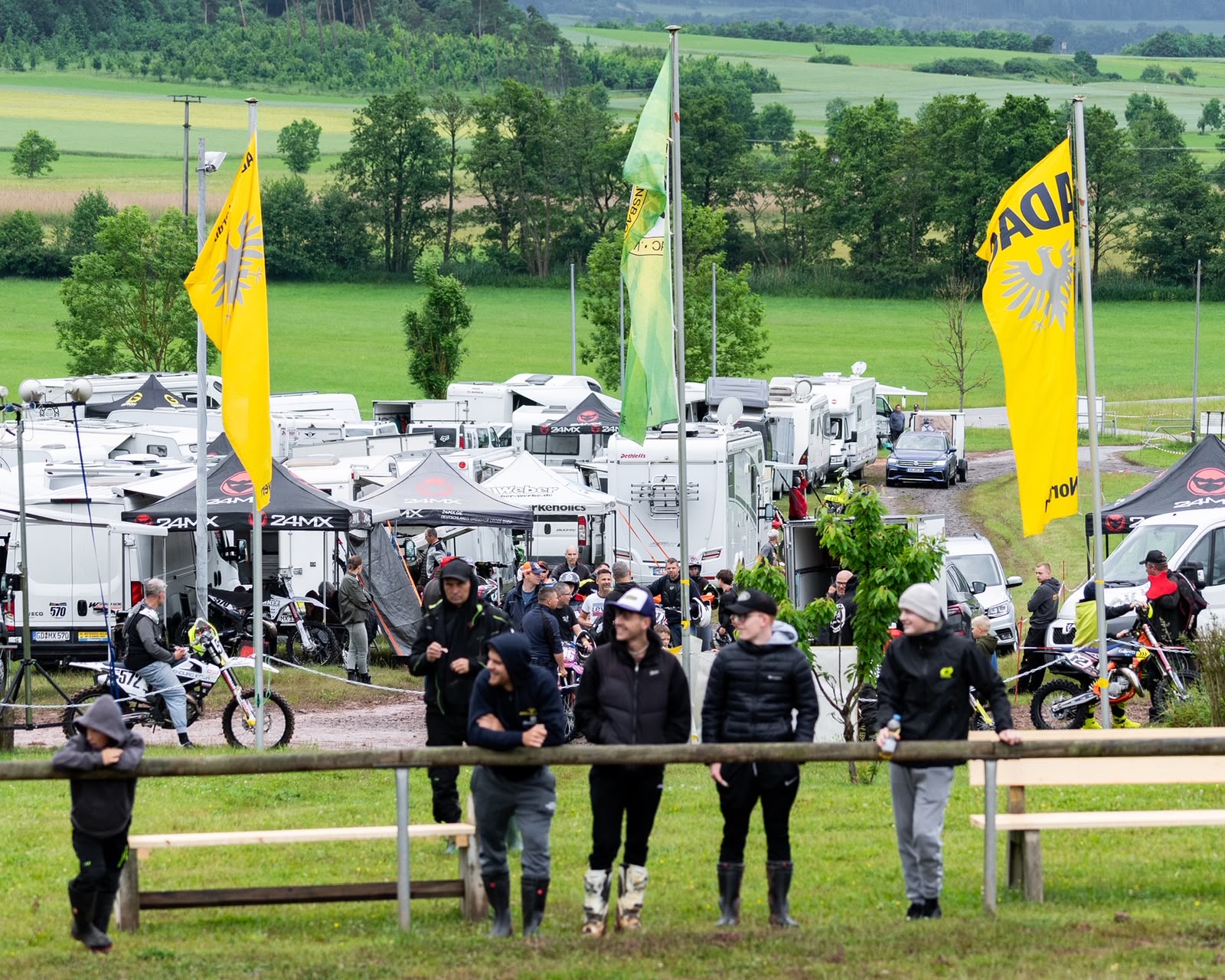 Fahrerlager mit ADAC-Fahnen