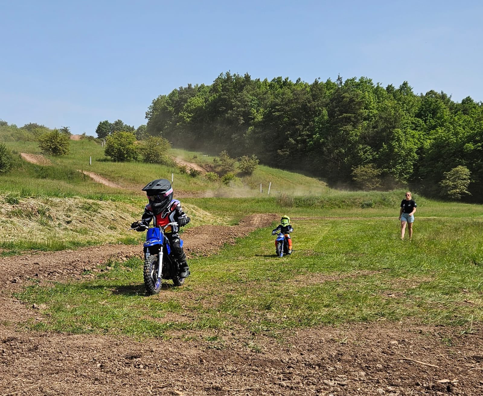 Kinder trainieren auf der Strecke